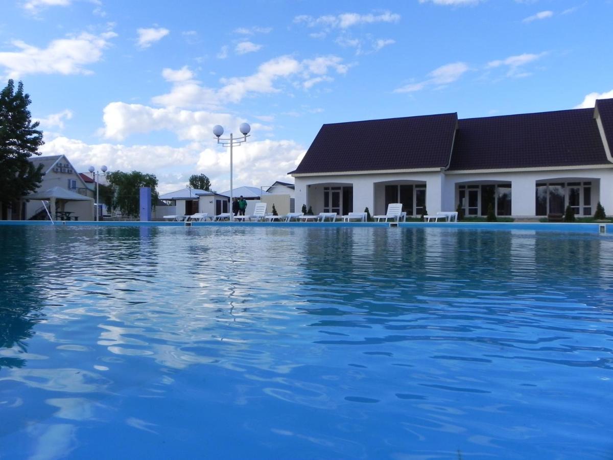 База Відпочинку "Сонячна" Primorskoye Bagian luar foto