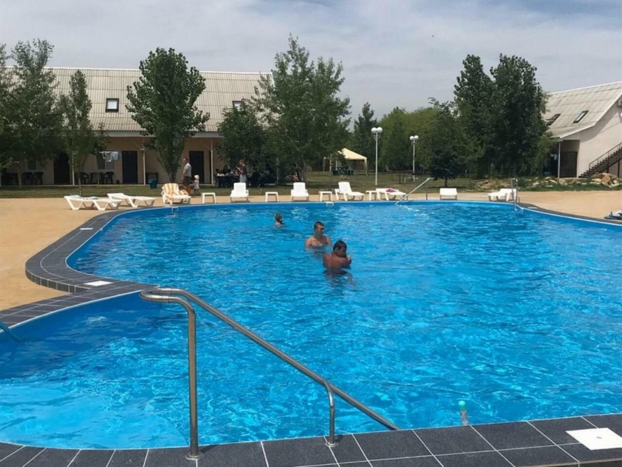 База Відпочинку "Сонячна" Primorskoye Bagian luar foto